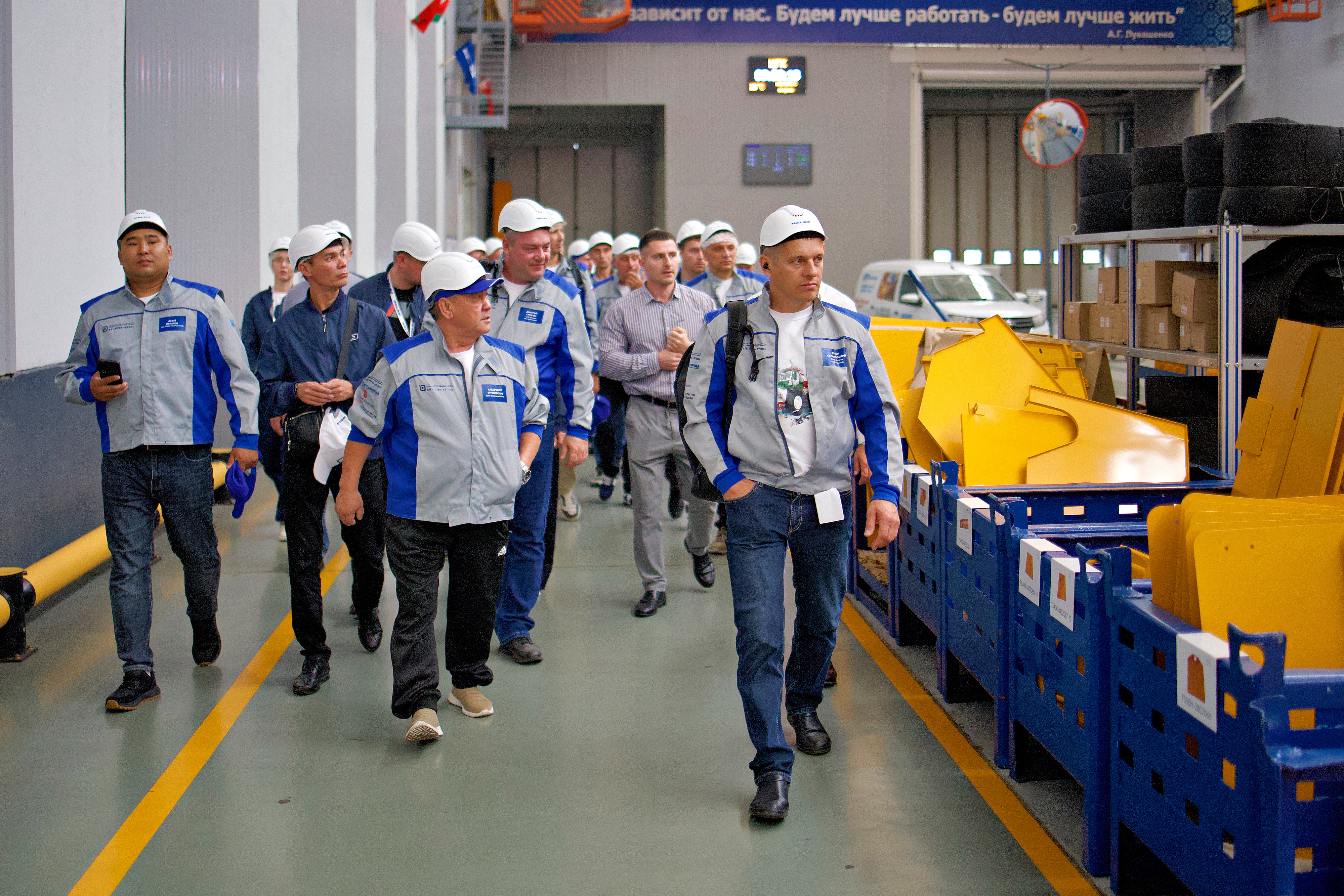 Участники чемпионата на экскурсии по заводу БЕЛАЗ