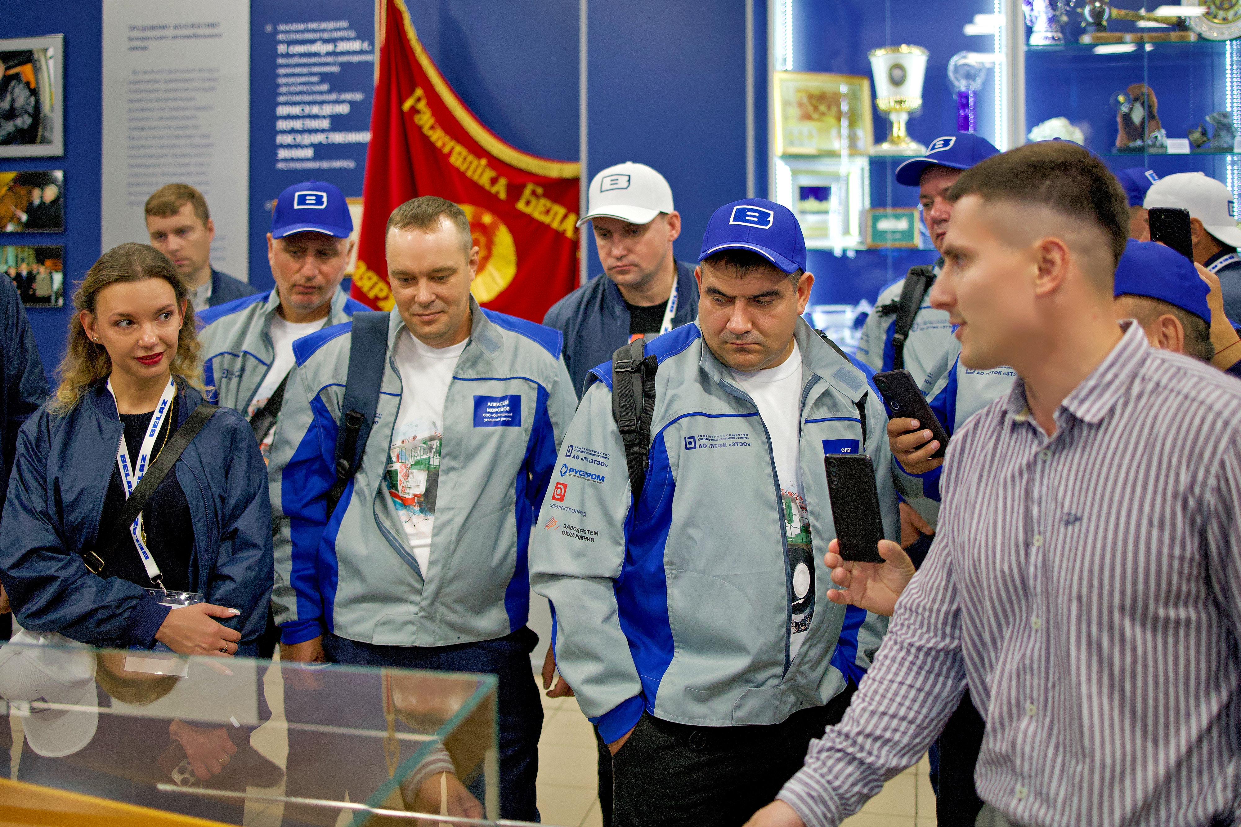 Экскурсия участников чемпионата в производственных цехах БЕЛАЗ