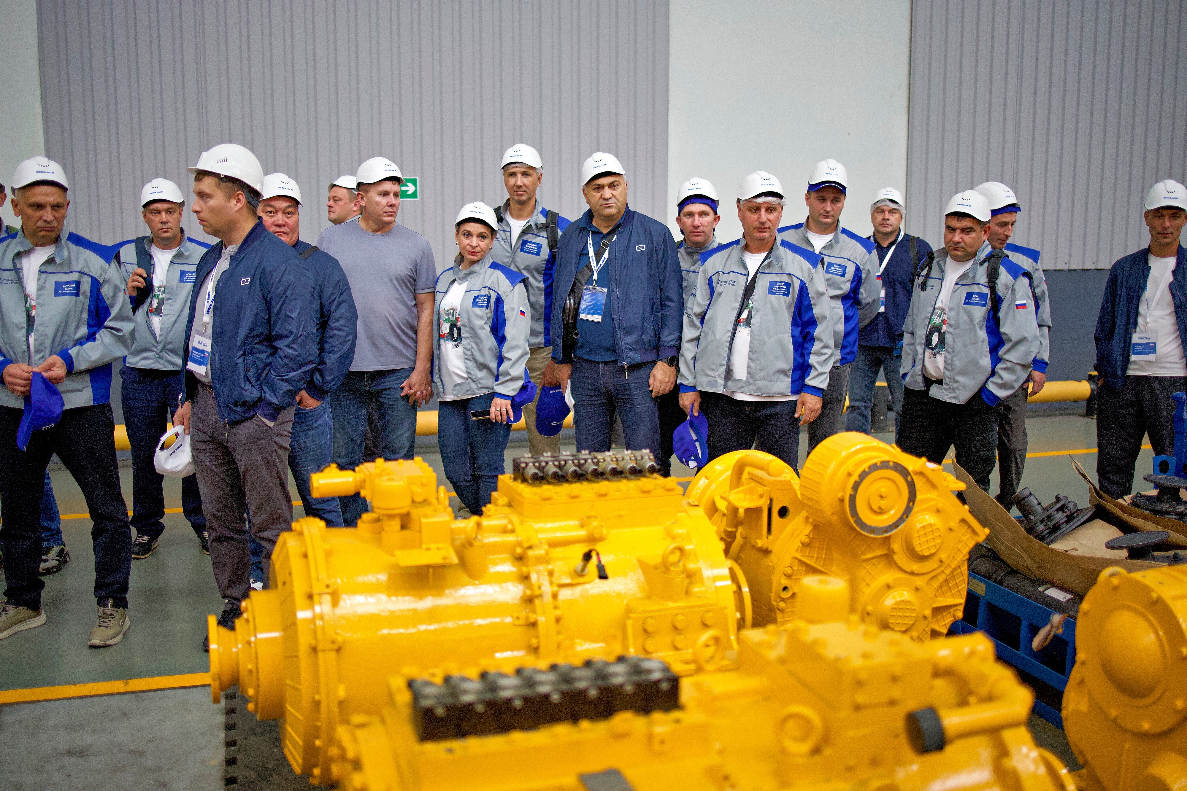 Участники Клуба операторов БЕЛАЗ-2025 на территории завода