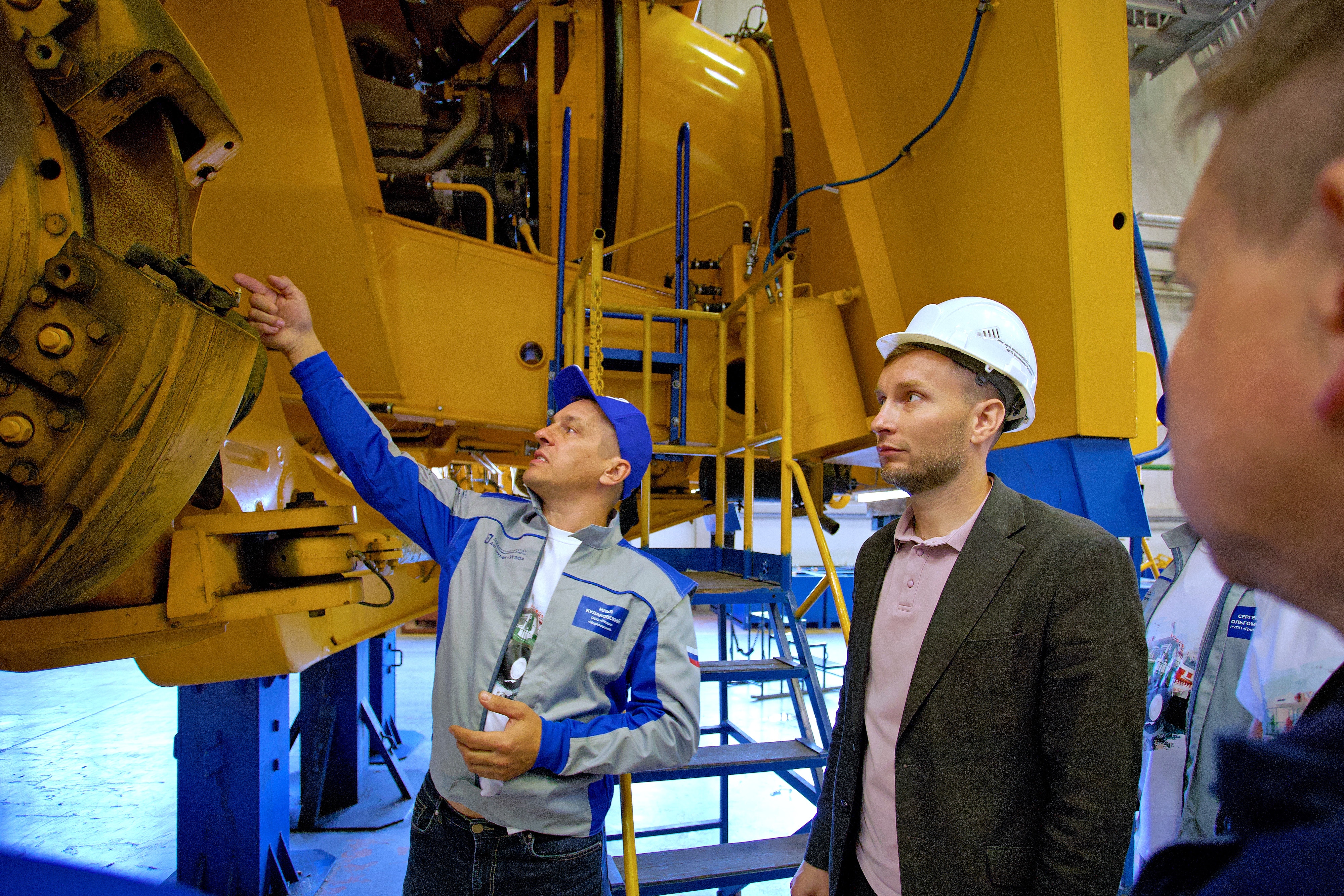 Международные участники чемпионата на экскурсии по БЕЛАЗ