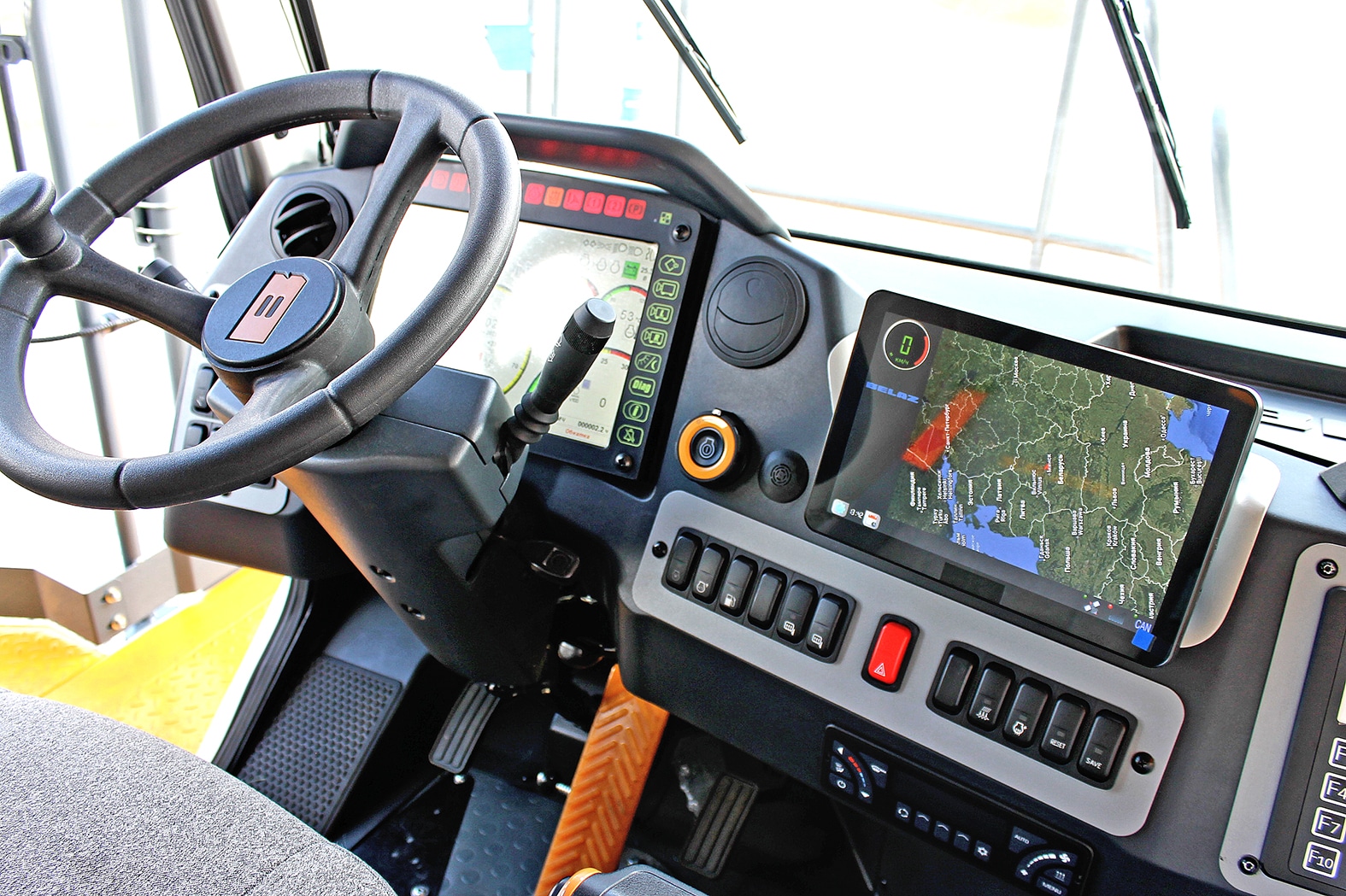 Элементы интерьера новой кабины карьерного самосвала БЕЛАЗ