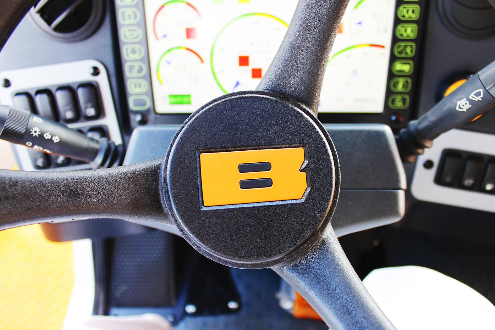 Интерьер новой кабины карьерного самосвала БЕЛАЗ