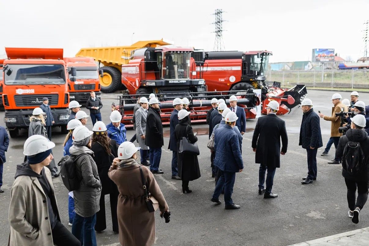 Участники мероприятия на открытии второй очереди Центра технической поддержки БЕЛАЗ