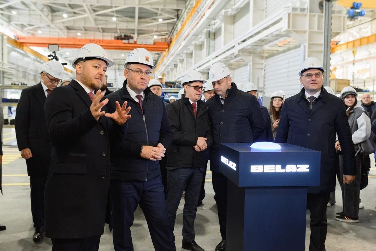 Участники церемонии открытия второй очереди Центра технической поддержки БЕЛАЗ в Кузбассе