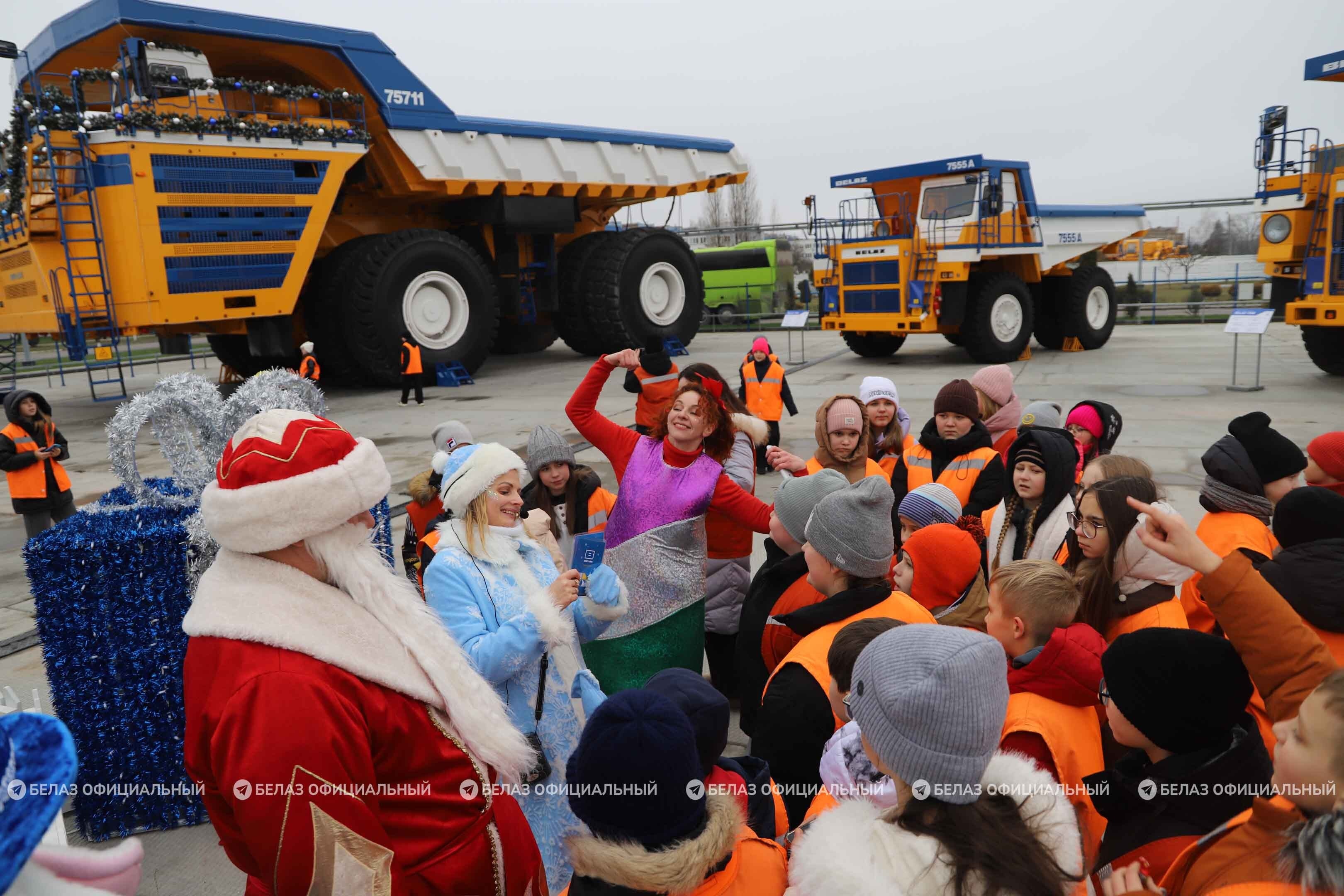 80-тысячный турист БЕЛАЗа получил памятный подарок