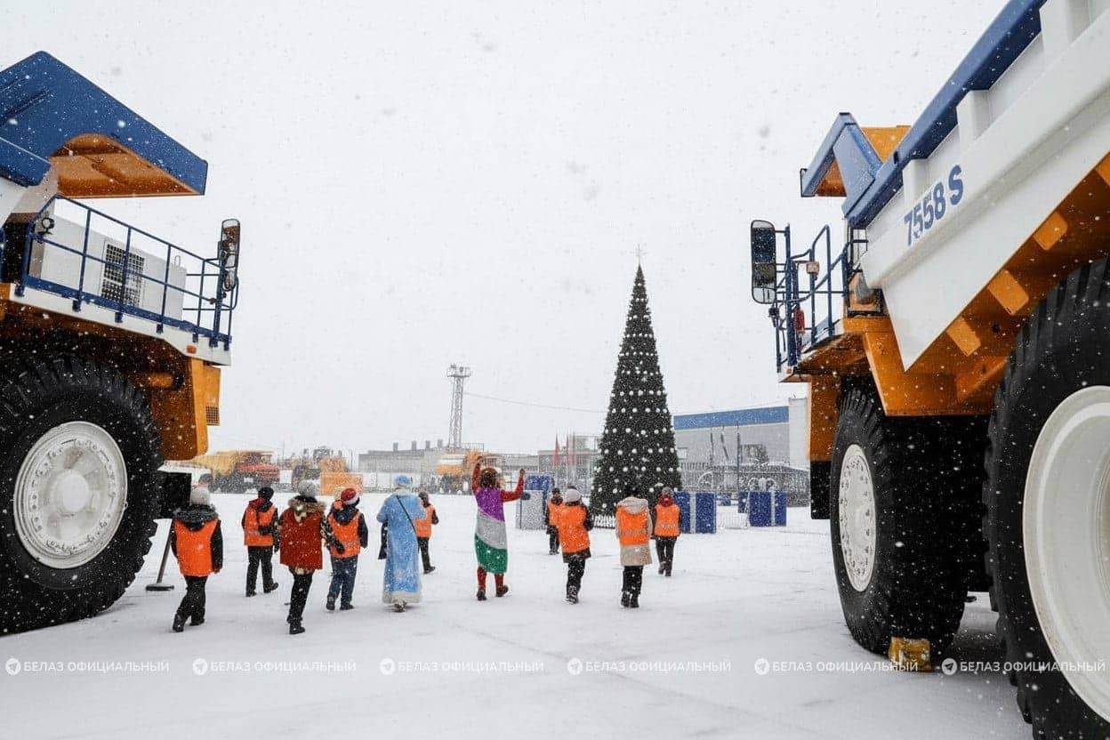 Посетители на новой туристической площадке БЕЛАЗа