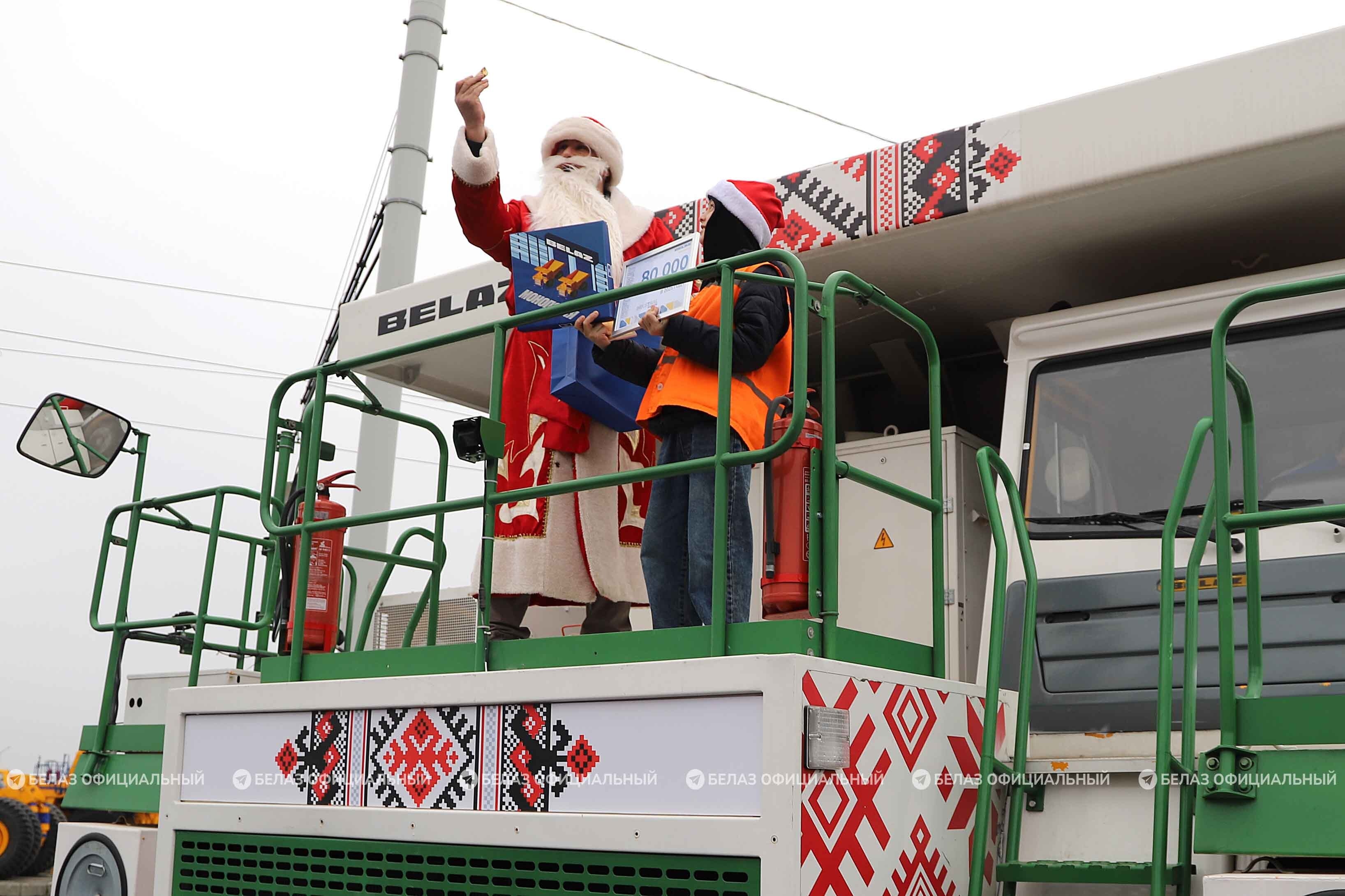 Дети на экскурсии в сборочном цехе БЕЛАЗа