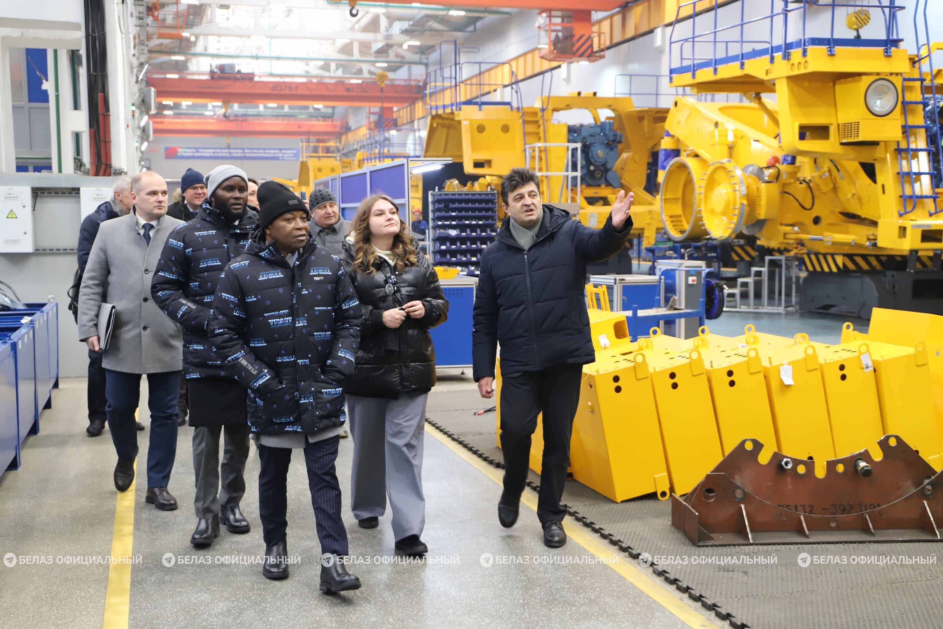 Знакомство делегации Танзании с карьерной техникой БЕЛАЗ