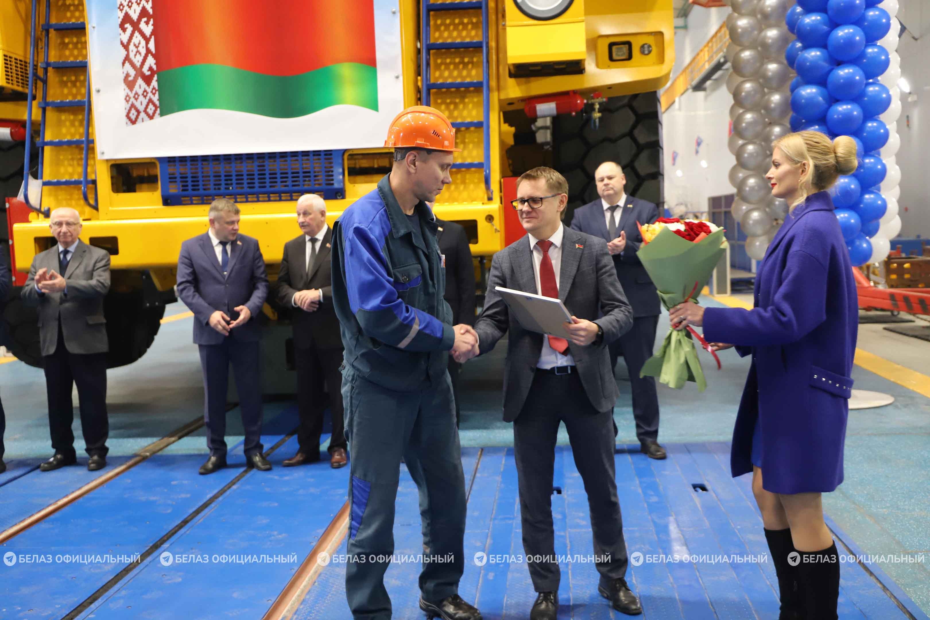 Участники церемонии открытия обновленного цеха БЕЛАЗ