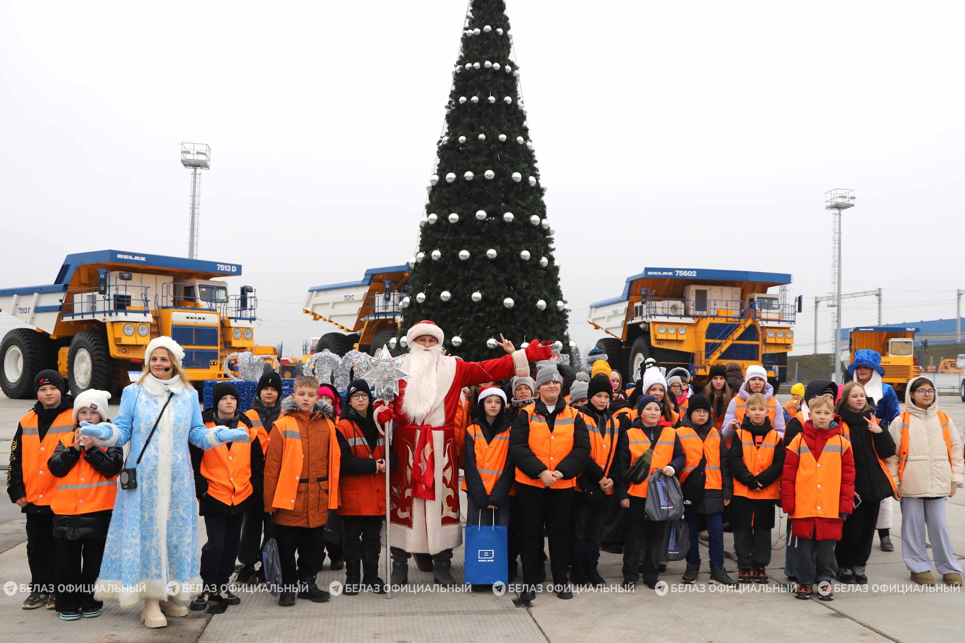 Дед Мороз на БЕЛАЗе вручил подарок школьнику