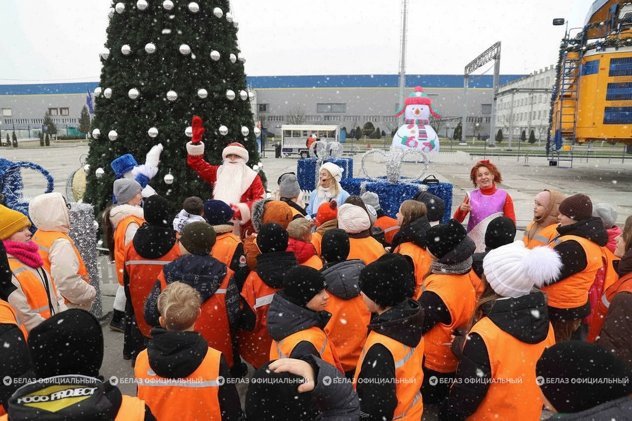 Карьерная техника БЕЛАЗ на новогодней туристической экспозиции завода