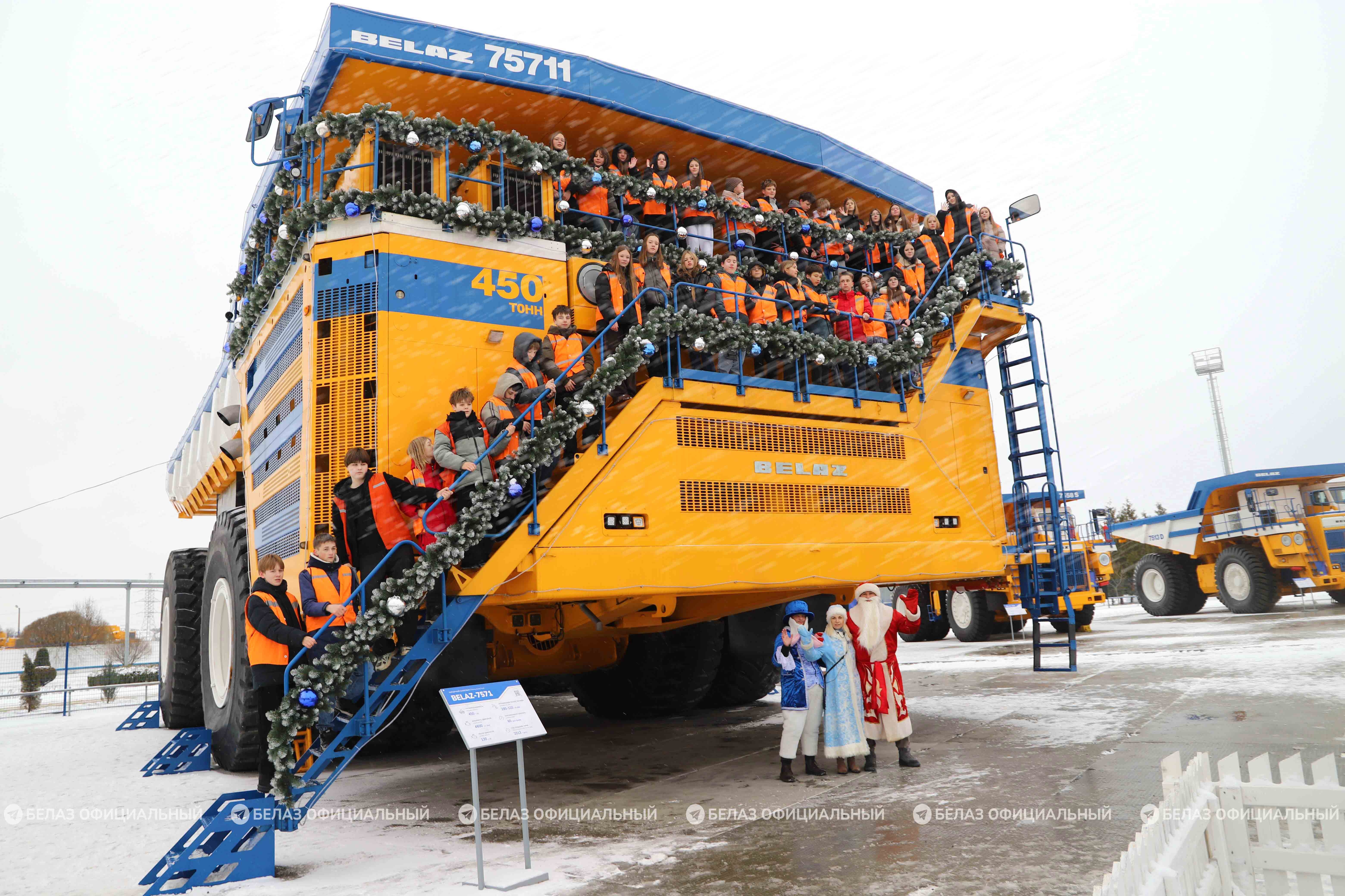 Туристы на новой выставочной площадке БЕЛАЗа в праздничном оформлении