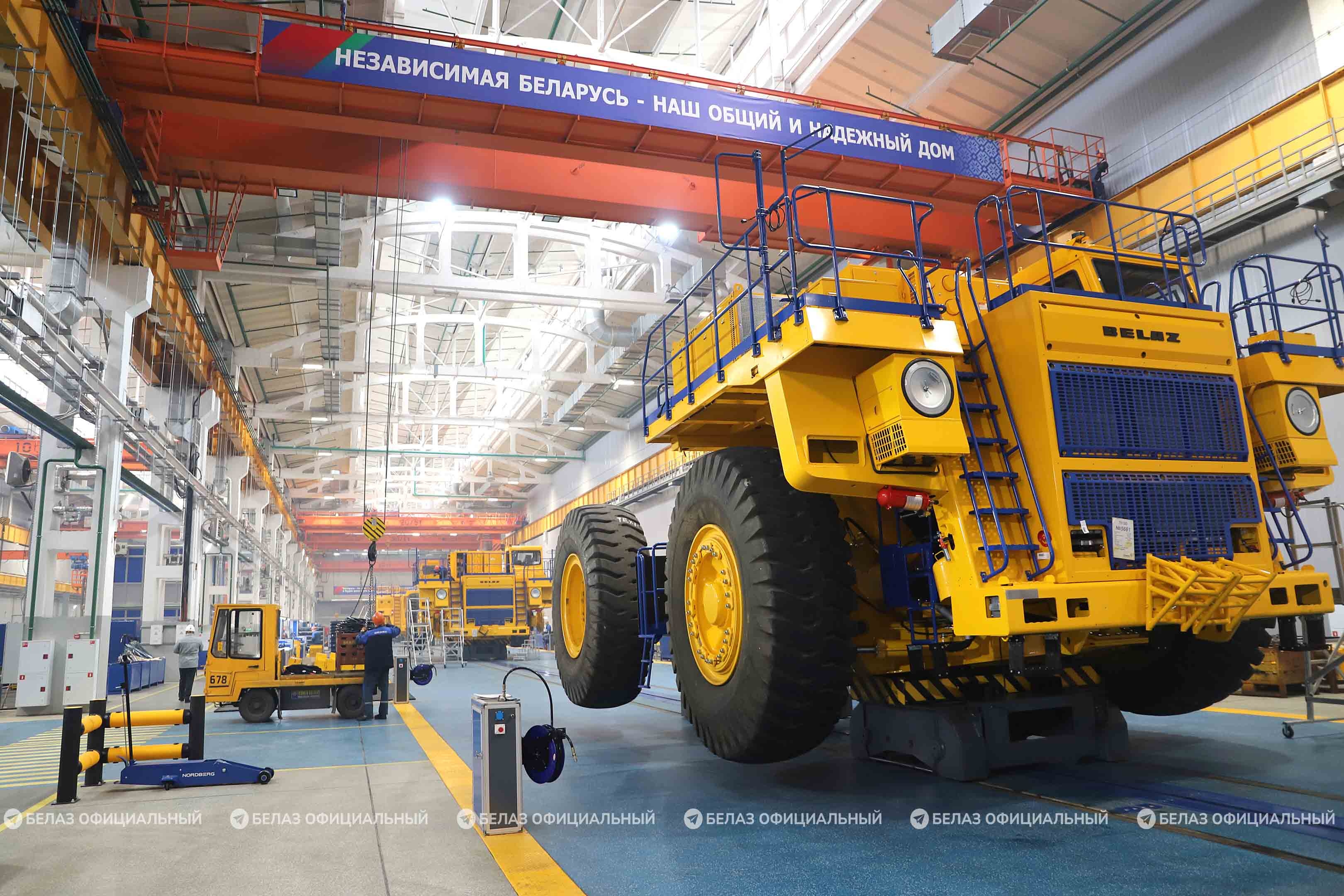 Модернизированный конвейер цеха сборки карьерных самосвалов БЕЛАЗ