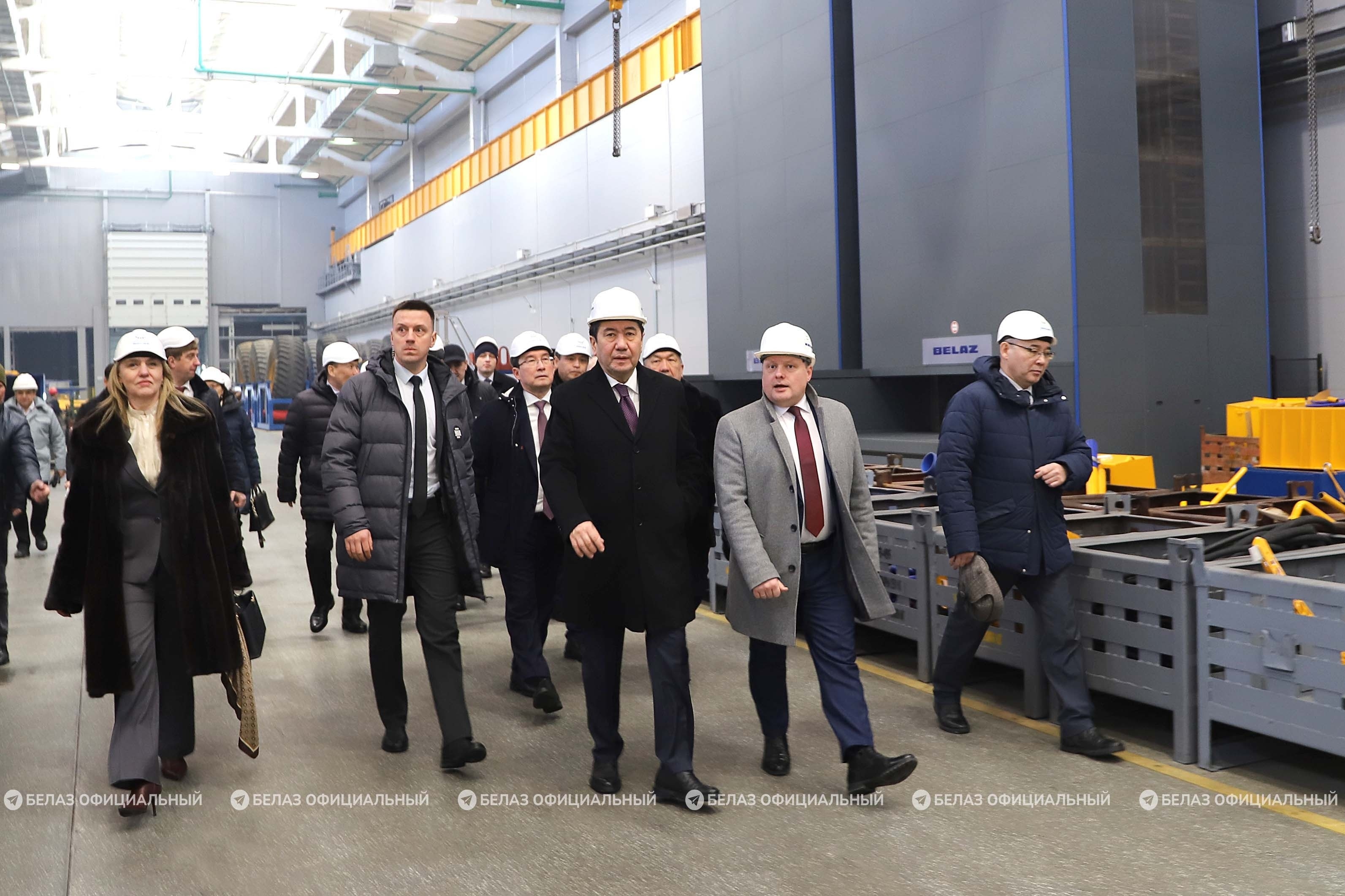 Экскурсия парламентской делегации Казахстана по предприятию BELAZ