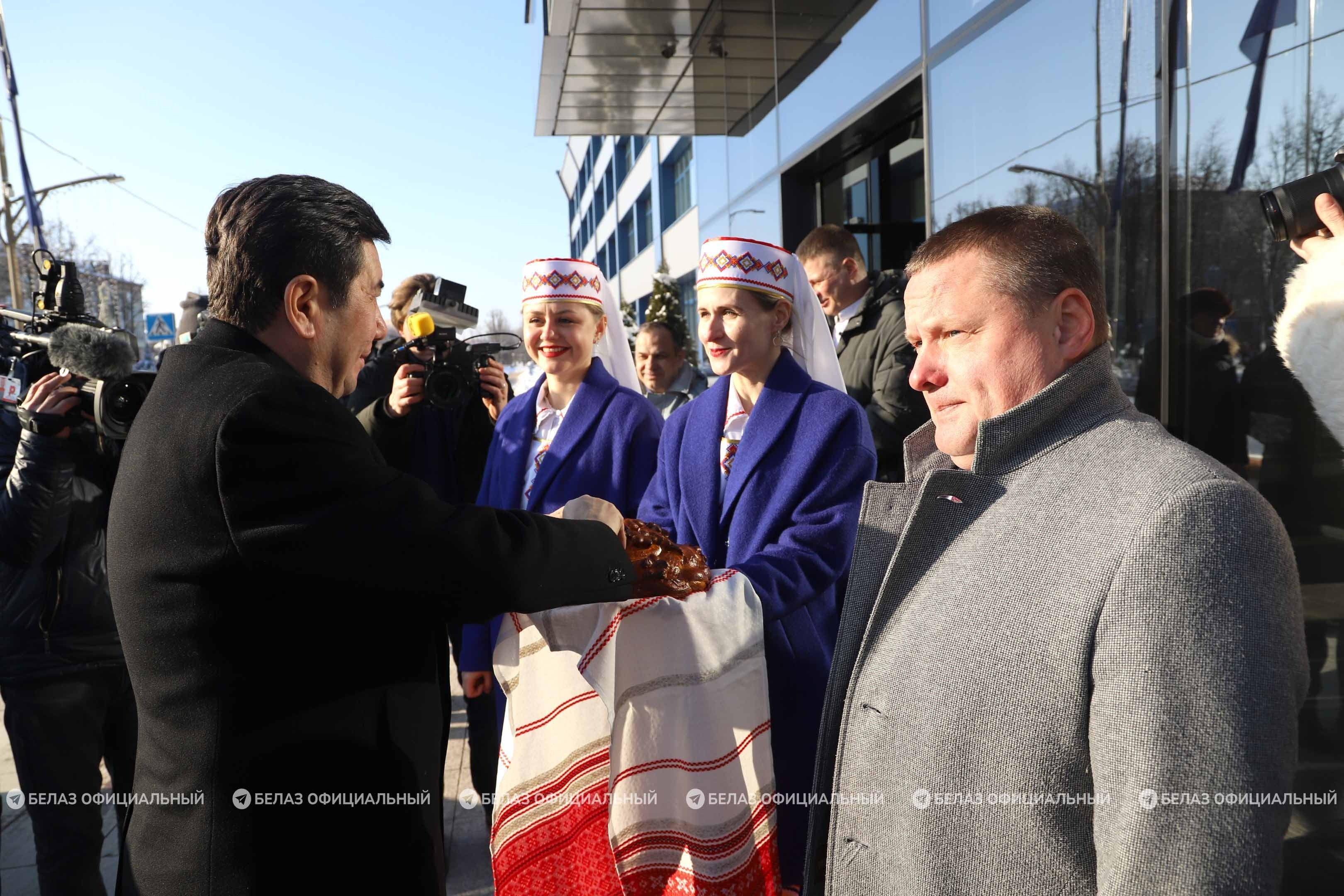 Парламентская делегация Казахстана во время визита на BELAZ белаз