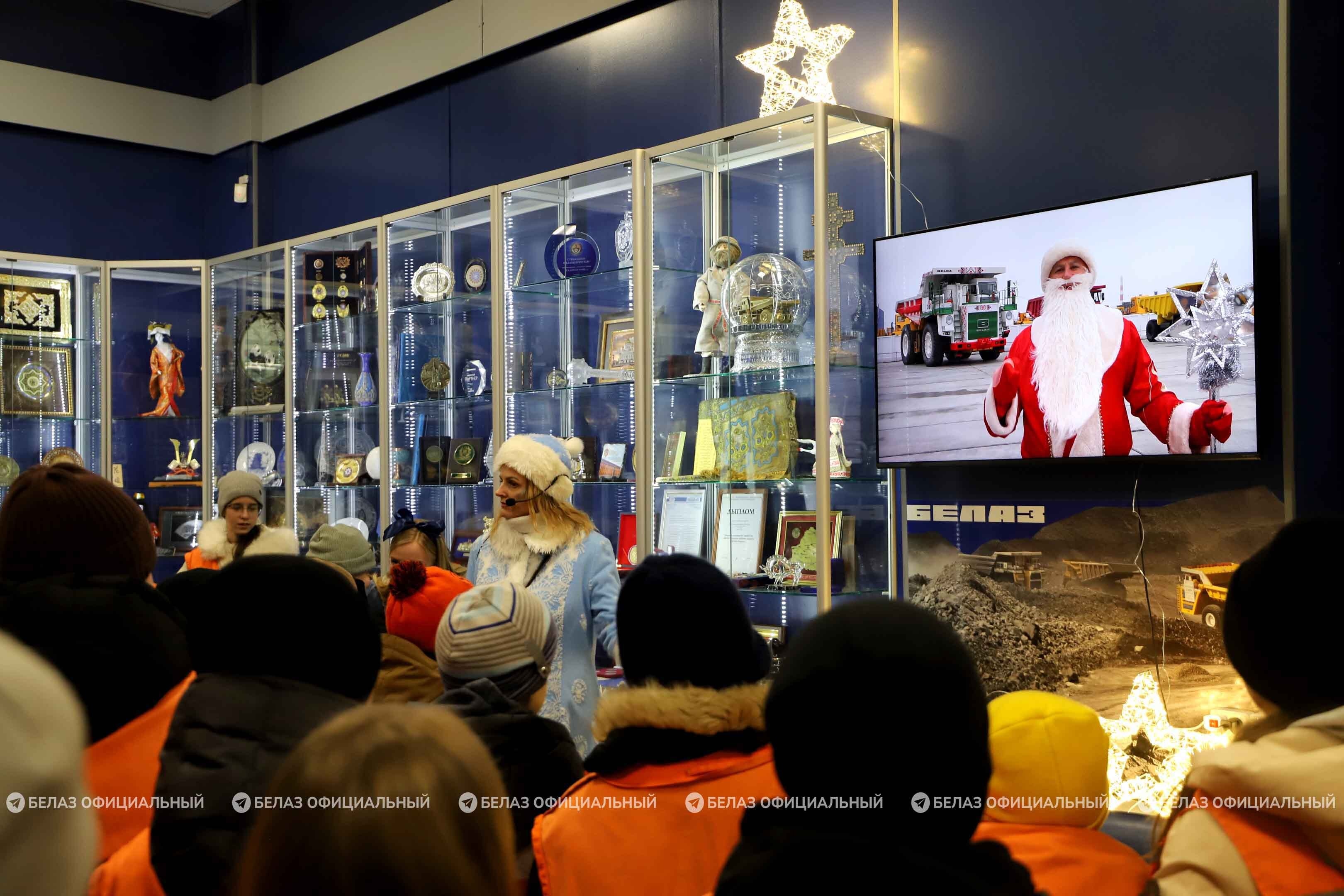 Школьники на новогодней экскурсии на БЕЛАЗе