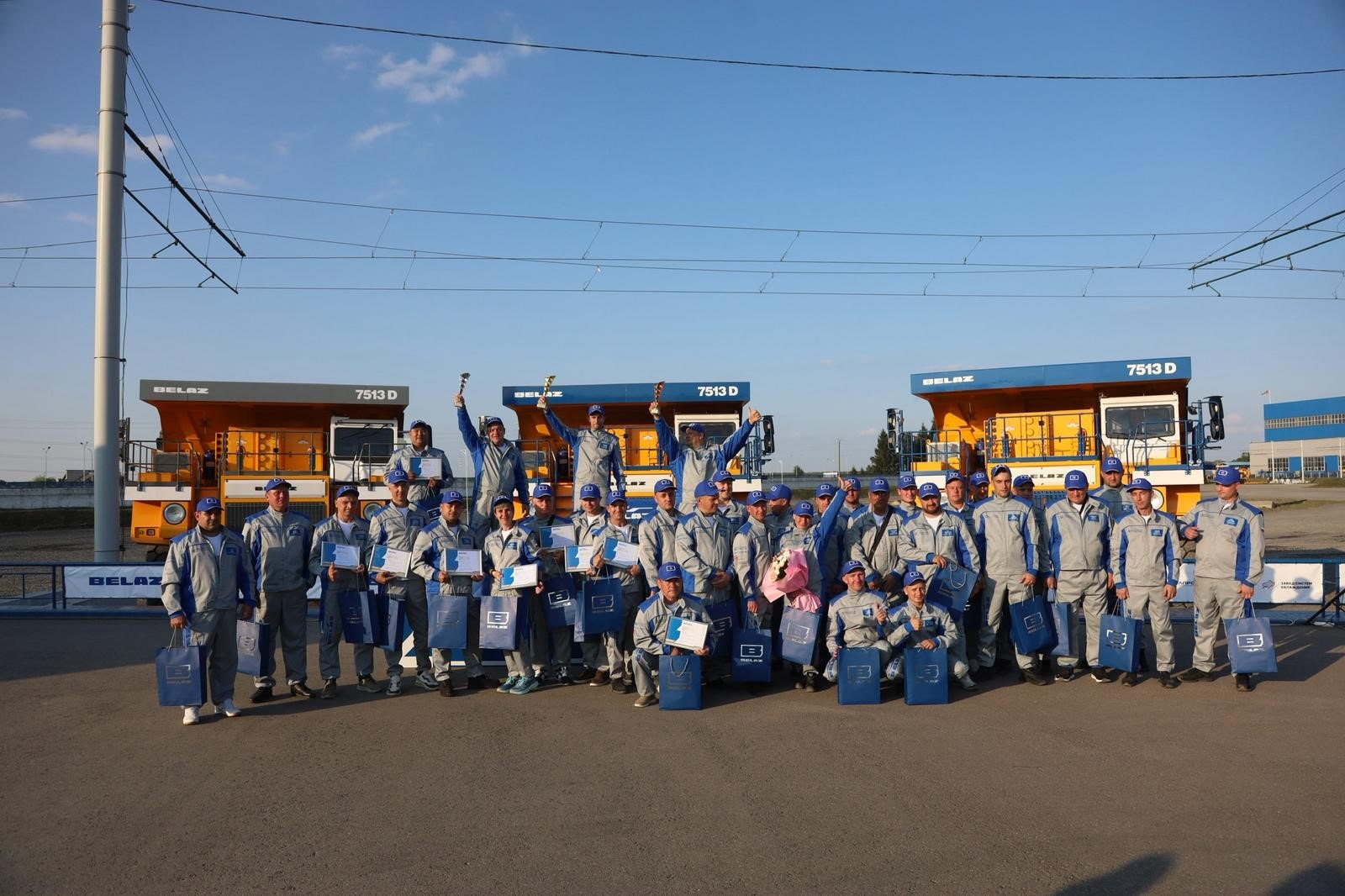 Финальное фото участников IV Международного чемпионата Клуб операторов БЕЛАЗ-2025
