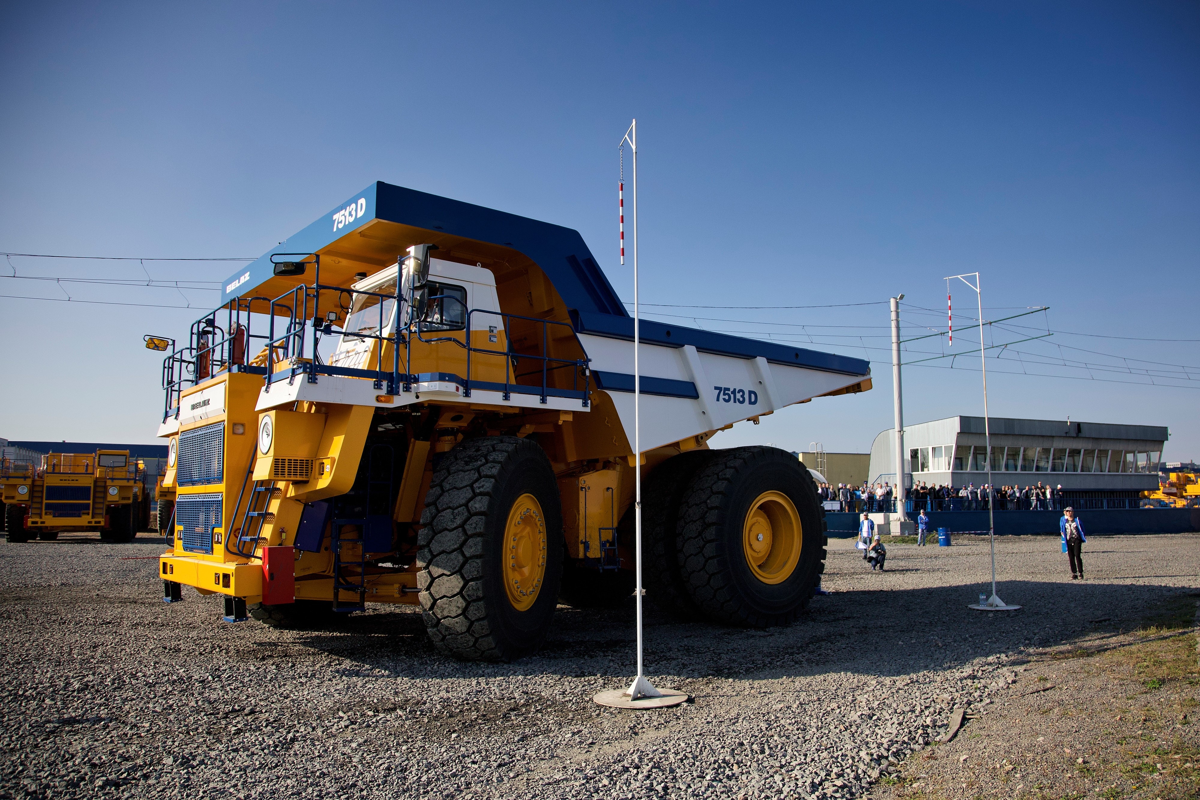 Маневры участников чемпионата на самосвалах БЕЛАЗ